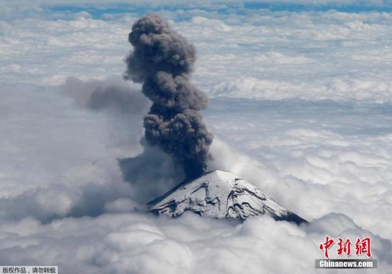 资料图：墨西哥波波卡特佩特火山喷发，从飞机上拍摄到火山灰直冲云霄。