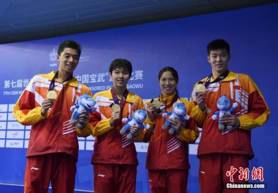 资料图：中国选手季新杰、杨浚�u、朱梦惠和何俊毅(左起)展示金牌。中新社记者 侯宇 摄