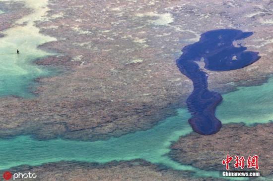 当地时间10月17日，巴西阿拉戈斯州马拉戈日，当地海域被发现漂浮着油污。9月初，大片原油出现在巴西东北部海岸上，并沿着2000公里的大西洋海岸线延伸。现已蔓延到8个州的61个市镇。图片来源：ICphoto