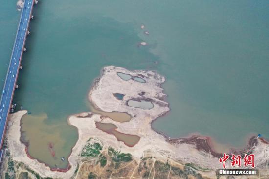 无人机航拍赣江南昌段水域河床大面积裸露。刘占昆 摄