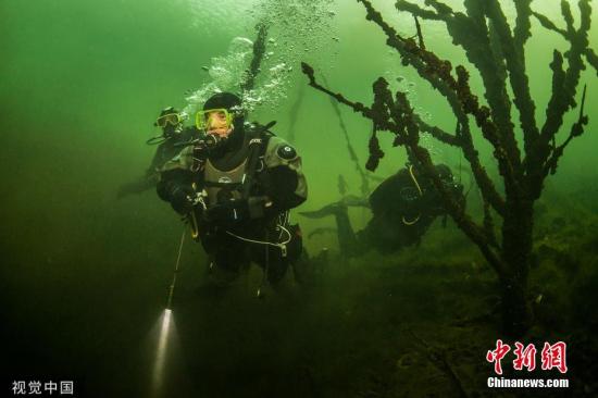 资料图：潜水员在水下探索。 