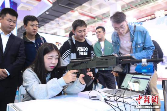 10月24日，第二十二届中国北京国际科技产业博览会开幕，本届科博会将重点展示一批高精尖技术成果和产业集群。2个国际组织、19个国家及地区的20多个代表团参会。图为观众在北京冬奥展区体验冬季两项项目中的射击模拟器。<a target='_blank' href='http://www.chinanews.com/'>中新社</a>记者 杜洋 摄