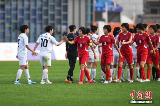 图为赛场上朝鲜队与韩国队相互致意。<a target='_blank' href='http://www.chinanews.com/'>中新社</a>记者 何蓬磊 摄