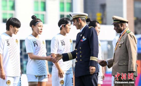 10月24日，国际军事体育理事会主席赫尔维·皮奇里洛观看在湖北省武汉市举行的第七届世界军人运动会女子足球半决赛，对阵双方是朝鲜女足和韩国女足。图为赛前国际军事体育理事会主席赫尔维·皮奇里洛(前排左一)、国际军事体育理事会秘书长多拉·曼比·科伊塔(前排左二)与韩国队握手。<a target='_blank' href='http://www.chinanews.com/'>中新社</a>记者 何蓬磊 摄