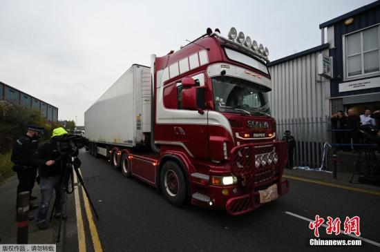 2019年10月23日，英国伦敦附近一个工业区的货车冷冻货柜里发现39具偷渡者遗体，图为涉案卡车驶离现场。