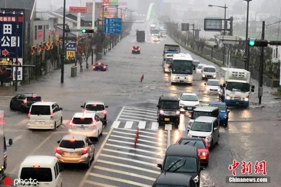 当地时间2019年10月25日，今年第21号台风“博罗依”影响，日本东部地区再次迎来大范围强烈降雨。 图为日本千叶县成田市，当地遭遇暴雨袭击，街道遭水淹图为日本千叶县成田市，当地遭遇暴雨袭击，街道遭水淹。 图片来源：ICphoto