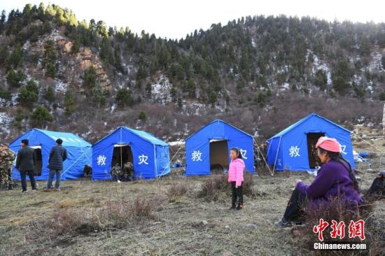 10月18日凌晨1时56分,甘肃省甘南州夏河县境内(北纬35.1度,东经102.69度)发生5.7级地震,震源深度10公里。记者于当日进入地震震中夏河县扎油乡拉尔代村,该村共有14户57人,村里部分房屋出现裂痕,无人员伤亡。武警救援部队已经在扎油乡拉尔代村搭建了救援帐篷。<a target='_blank' href='http://www.chinanews.com/'><p align=