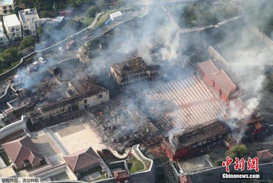 当地时间2019年10月31日，日本冲绳县那霸市，航拍燃烧中的首里城。当日凌晨2时40分左右，首里城警卫员看到“黑烟飘起”，遂向那霸市消防局报警。据当地消防部门称，截至31日早上，首里城已有包括正殿、南殿、北殿的6栋建筑被烧毁，烧毁面积达4200平方米。目前大火还在正殿西侧的奉神门一带延烧。