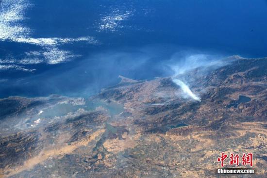 国际空间站宇航员安德鲁·摩根（Andrew Morgan）周三（10月30日）拍摄了这些令人瞠目结舌的加州野火照片。图片来源：视觉中国