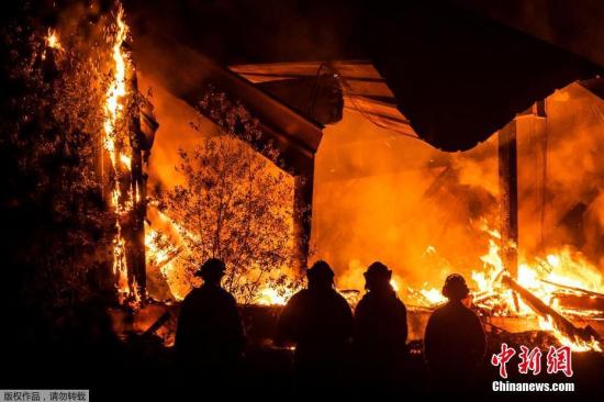 10月31日消息，据美国《世界日报》报道，数千名消防队员29日在干旱的气候条件与强风中，对抗旧金山北部的“金凯德”大火与洛杉矶的“盖蒂大火”。