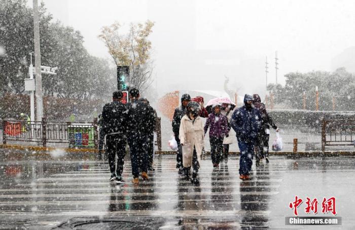 资料图：市民冒雪出行。中新社记者 马铭言 摄