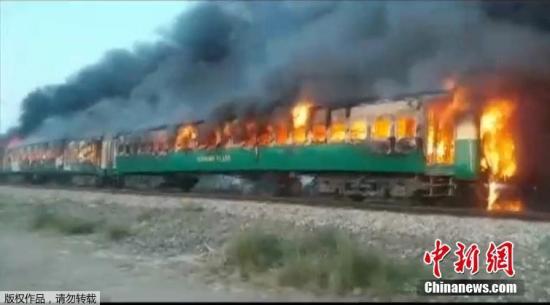 当地时间10月31日，巴基斯坦一列火车在利亚格特布尔市附近起火，已造成至少62人死亡，数十人受伤。（视频截图）