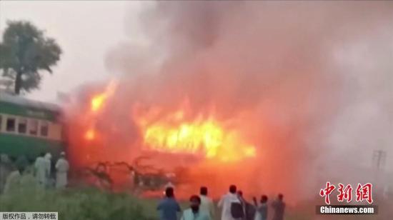 当地时间10月31日，巴基斯坦一列火车在利亚格特布尔市附近起火，已造成至少62人死亡，数十人受伤。（视频截图）