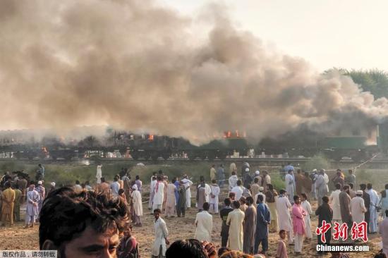 当地时间10月31日，巴基斯坦旁遮普省一列火车失火，大量民众聚集在事发现场。