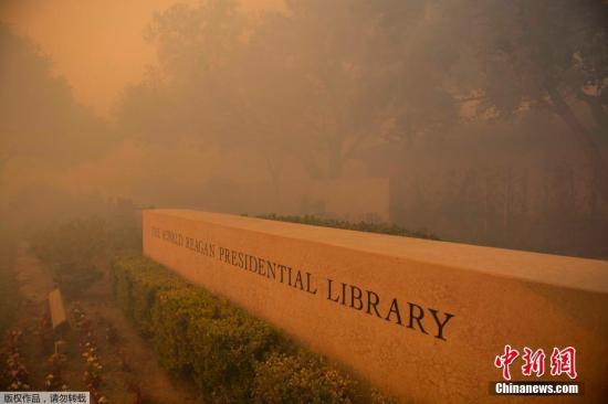 资料图：当地时间10月30日，美国加州洛杉矶西米谷罗纳德·里根图书馆周围浓烟弥漫。