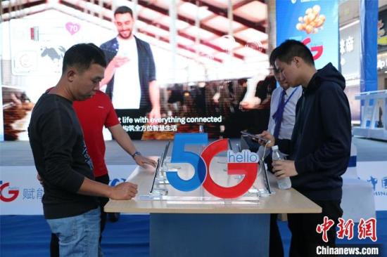 10月31日，民众广西柳州市五星商业步行街选购5G手机。<a target='_blank' href='http://www.chinanews.com/'>中新社</a>记者 林馨 摄
