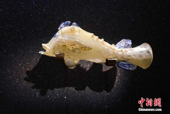 香港巡回展命名为“尘封璀璨——阿富汗古文物展”。图为公元一世纪的玻璃鱼。<a target='_blank' href='http://www.chinanews.com/'>中新社</a>记者 张炜 摄