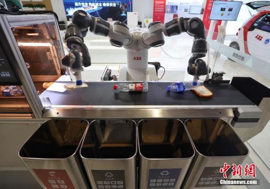 11月5日，第二届进博会在国家会展中心（上海）开幕，展会上瑞士ABB公司展出的垃圾分类机器人成热门展品，吸引观众。<a target='_blank' href='//m.johnnytowncar.com/'>中新社</a>记者 张亨伟 摄