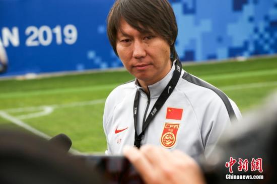 资料图：国家队比赛日期间，李铁率国足选拔队在武汉集训。中新社记者 张畅 摄