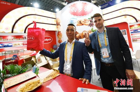 资料图：第二届中国国际进口博览会上，白俄罗斯参展商推介具有百年历史的饼干品牌。<a target='_blank' href='http://www.chinanews.com/'>中新社</a>记者 毛建军 摄