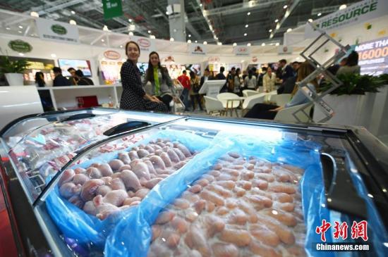 11月6日，在上海举行的第二届中国国际进口博览会上，俄罗斯参展商推介俄罗斯产的鸡肉产品。中新社记者 毛建军 摄