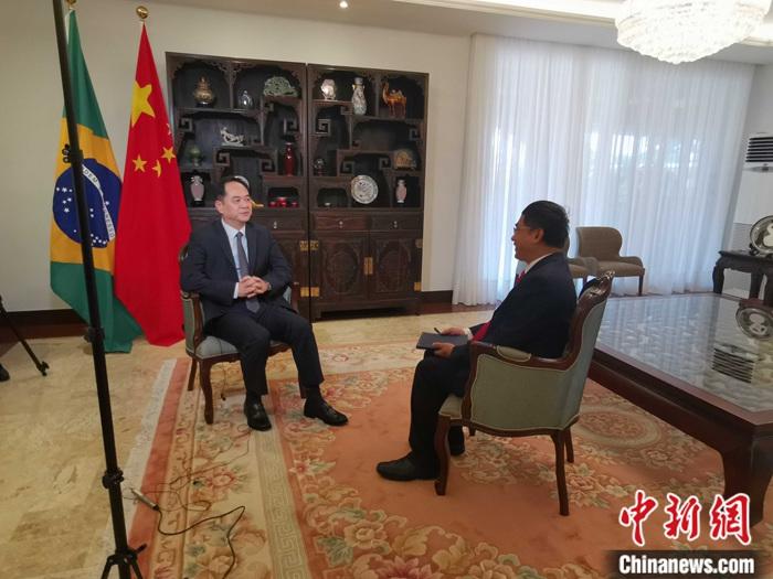 中国驻巴西大使杨万明(左)在巴西首都巴西利亚接受<a target='_blank' href='/' >中新网</a>记者莫成雄采访。钟新 摄
