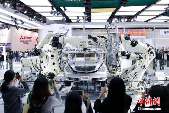 资料图：进博会上的汽车车身高密度点焊·组装生产线引人关注。。<a target='_blank' href='http://www.chinanews.com/'>中新社</a>记者 韩海丹 摄