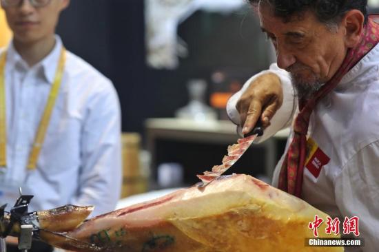 11月8日，第二届进博会正在上海国家会展中心举行。在食品展区，由米其林厨师推荐的西班牙火腿受到食客追捧。<a target='_blank' href='http://www.chinanews.com/'>中新社</a>记者 张亨伟 摄
