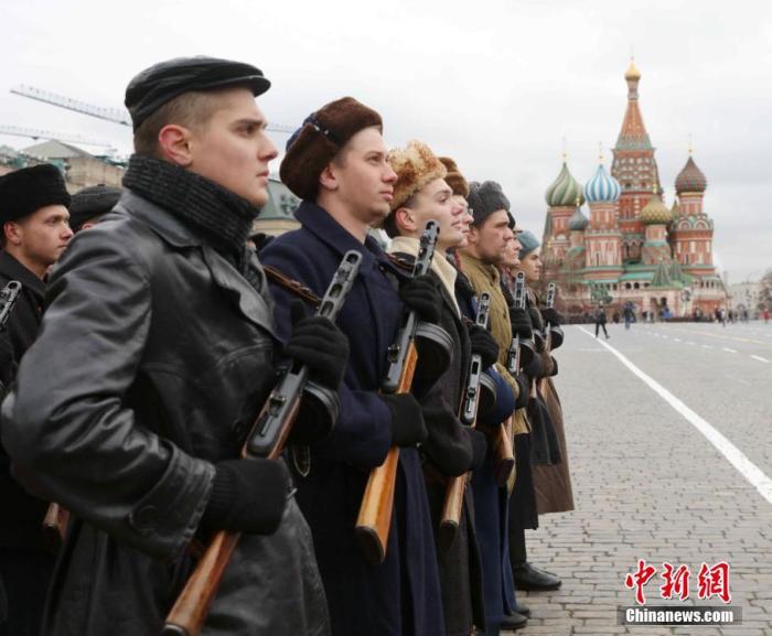 资料图:当地时间2019年11月7日,莫斯科红场举行阅兵式,纪念1941年红场阅兵式。1941年,德军兵临莫斯科城下。为了鼓舞苏联官兵士气,苏联高层决定于当年11月7日在红场举行阅兵式。部队接受检阅完后直接开赴战场。1941年阅兵式被称为战争史上的奇迹,极大鼓舞了苏联军民抗击法西斯的士气。<a target='_blank' href='http://www.chinanews.com/'>中新社</a>记者 王修君 摄 资料图:当地时间2019年11月7日,莫斯科红场举行阅兵式,纪念1941年红场阅兵式。1941年,德军兵临莫斯科城下。为了鼓舞苏联官兵士气,苏联高层决定于当年11月7日在红场举行阅兵式。部队接受检阅完后直接开赴战场。1941年阅兵式被称为战争史上的奇迹,极大鼓舞了苏联军民抗击法西斯的士气。<a target='_blank' href='http://www.chinanews.com/'>中新社</a>记者 王修君 摄