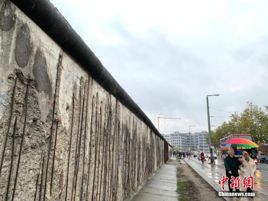 资料图：11月9日是柏林墙倒塌30周年纪念日，当天在德国首都柏林等地举行了多种纪念活动。图为人们当天下午经过柏林墙遗址纪念公园内保留的一段柏林墙。<a target='_blank' href='http://www.chinanews.com/'>中新社</a>记者 彭大伟 摄