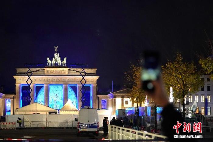 “柏林墙倒塌30周年”在德国热搜榜上排名第8。2019年11月9日是柏林墙倒塌30周年纪念日，当天在德国首都柏林等地举行了多种纪念活动。图为当晚在柏林地标勃兰登堡门前举行的纪念活动上，一位游客举起手机拍照。总统施泰因迈尔在这场活动上表示，勃兰登堡门曾长期是德国分裂的象征，如今它已成为统一和自由的象征，“它象征着一个强盛的国家和一座开放的城市”。<a target='_blank' href='http://www.chinanews.com/'><p  align=