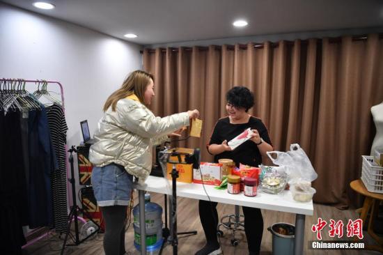 资料图:11月8日,云南省昆明市的网络主播姜明希推介的果酱吸引同事来“蹭吃”。<a target='_blank' href='http://www.chinanews.com/'>中新社</a>记者 刘冉阳 摄 资料图:11月8日,云南省昆明市的网络主播姜明希推介的果酱吸引同事来“蹭吃”。<a target='_blank' href='http://www.chinanews.com/'>中新社</a>记者 刘冉阳 摄