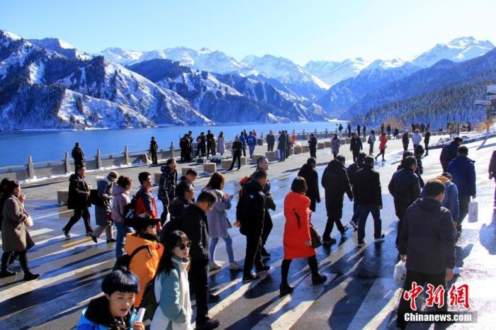     资料图：雪后景区吸引大批游客。甄梅 摄  