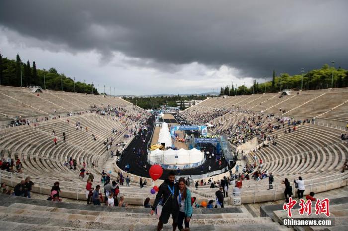 当地时间11月10日，2019雅典马拉松在希腊雅典举行。雅典帕纳辛奈科体育场，又名泛雅典运动场，是1896年首届现代奥运会的主体育场。图为马拉松终点雅典帕纳辛奈科体育场，参赛者在看台留影。<a target='_blank' href='http://www.chinanews.com/'>中新社</a>记者 盛佳鹏 摄
