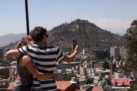 资料图：一对情侣在智利圣地亚哥市中心圣卢西亚山山顶拍照留念。<a target='_blank' href='http://www.chinanews.com/'>中新社</a>记者 余瑞冬 摄