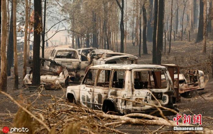 当地时间2019年11月11日，澳大利亚新南威尔士州，新威尔士州山火持续燃烧。根据11日澳大利亚广播公司报道统计，自今年山火季开始，澳大利亚新南威尔士州的过火面积已超过85万公顷，相当于约一百万个橄榄球场的面积。目前新州州长已经宣布新南威尔士州进入紧急状态，并表示在一些地区的火情是前所未有的严重。这也是自2013年10月以来新南威尔士州首次因山火宣布进入紧急状态。根据新州农村消防局（NSW RFS）消息，超过一半的起火点引起的火情并没有得到控制。 图片来源：ICphoto