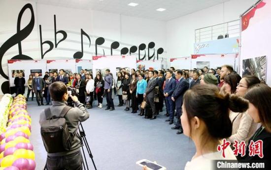 当地时间11月11日，中国驻哈萨克斯坦使馆在哈西部阿克纠宾州首府阿克托别市举办“70年辉煌成就——庆祝新中国成立70周年主题图片展”，有近300人参加活动。<a target='_blank' href='http://www.chinanews.com/'>中新社</a>记者 文龙杰 摄