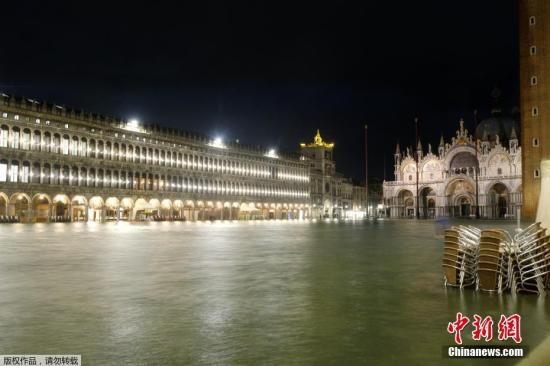 当地时间2019年11月12日，意大利威尼斯，威尼斯运河水位上升，洪水淹没圣马可广场。据美联社报道，当地时间12日上午，水位峰值达到127厘米。