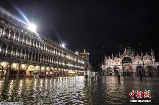 路透社报道，受暴雨和潮汐影响，威尼斯不少古老的广场和街道遭水淹没。当地官员称潮水最高水位达到187厘米，仅次于1966年创下的194厘米最高纪录。