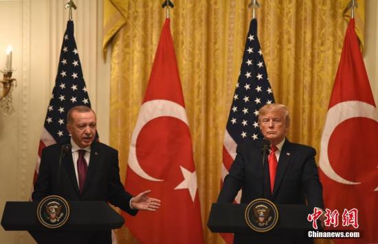 当地时间11月13日，美国总统特朗普与土耳其总统埃尔多安在白宫会晤。这是土耳其10月初对叙利亚北部展开军事行动后，两人首次会面。图为特朗普和埃尔多安出席当天在白宫举行的联合记者会。<a target='_blank' href='http://www.chinanews.com/'>中新社</a>记者 陈孟统 摄
