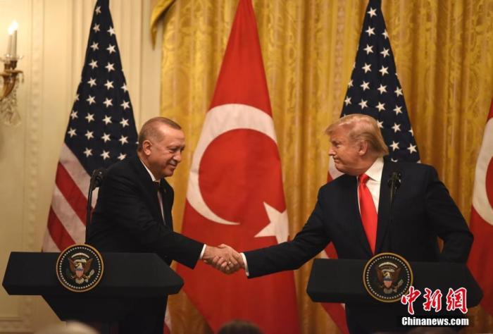 当地时间11月13日，美国总统特朗普与土耳其总统埃尔多安在白宫会晤。这是土耳其10月初对叙利亚北部展开军事行动后，两人首次会面。图为特朗普和埃尔多安在当天的联合记者会上握手。<a target='_blank' href='http://www.chinanews.com/'>中新社</a>记者 陈孟统 摄