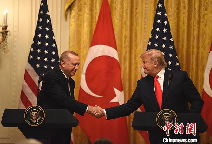 资料图：当地时间2019年11月13日，时任美国总统特朗普与土耳其总统埃尔多安在白宫会晤。这是土耳其10月初对叙利亚北部展开军事行动后，两人首次会面。图为特朗普和埃尔多安在当天的联合记者会上握手。<a target='_blank' href='http://www.chinanews.com/'>中新社</a>记者 陈孟统 摄