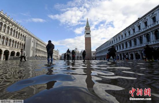图为80%的威尼斯处于水下，城市进入“紧急状态”。