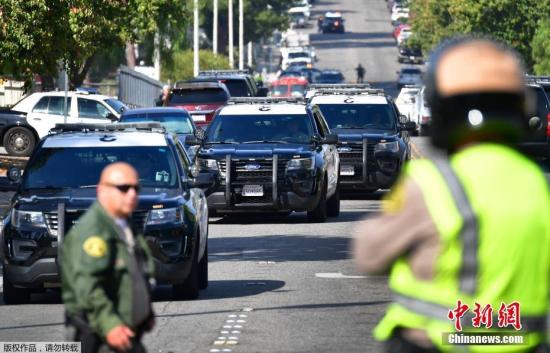 当地时间11月14日，美国加利福尼亚州洛杉矶县圣克拉丽塔市一所高中发生枪击案，根据最新消息，枪案造成的死亡学生人数已升至3人，另有2人受伤。此前据洛杉矶当地警方消息，枪击案嫌疑人是一名16岁男孩，是该校学生，目前在医院接受治疗，伤势严重。图为警方已将现场封锁。