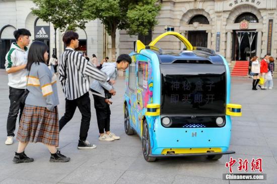 资料图：5G无人驾驶售货车。/p中新社记者 张畅 摄