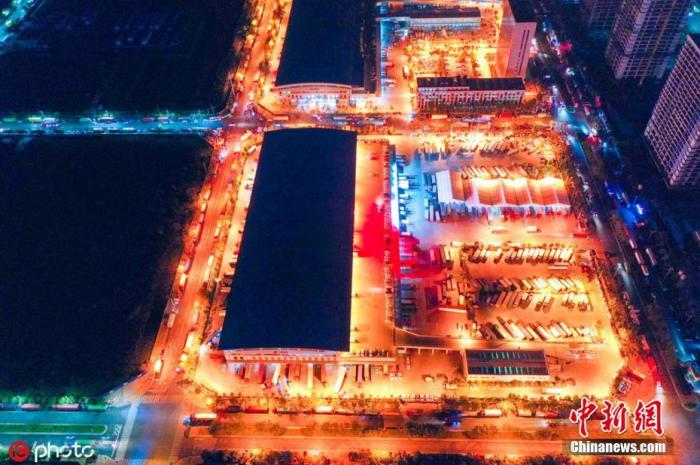 资料图：中国邮政郑州口岸(郑州邮件处理中心)灯火通明。图片来源：IC photo