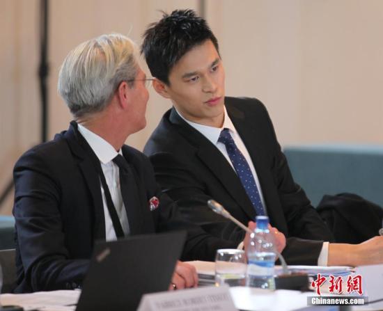 当地时间11月15日，中国游泳运动员孙杨(右)现身瑞士蒙特勒，出席国际体育仲裁法庭(CAS)就世界反兴奋剂机构(WADA)诉孙杨和国际泳联案举行的公开听证会。/p中新社记者 德永健 摄