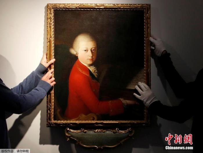 近日，莫扎特13岁时的肖像画在巴黎展出。据报道，这幅肖像画将于11月27日，在佳士得拍卖行公开拍卖。据悉，这幅画创作于1770年1月，当时年轻的莫扎特正在意大利巡回演出，是莫扎特一生中仅有的几幅肖像画之一