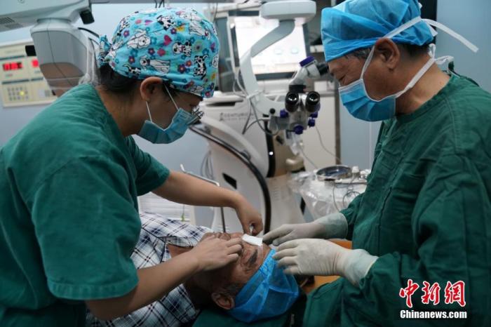 11月15日，患者在鄂尔多斯市旭永眼科医院接受白内障手术。中新社记者 苏丹 摄