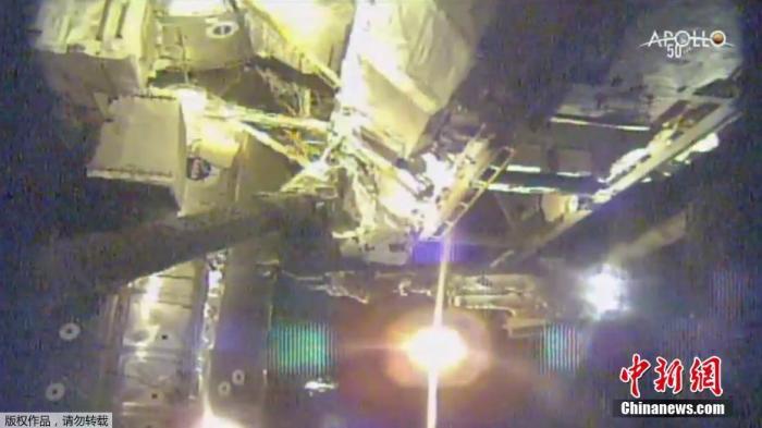 北京时间11月16日清晨，国际空间站两名宇航员完成了一次复杂的太空行走，用时达到6小时39分钟。他们成功移除了安装在空间站外的“阿尔法磁谱仪2”上的防碎片罩，并安装了扶手，为随后将要进行的三次舱外维修任务做好了准备。